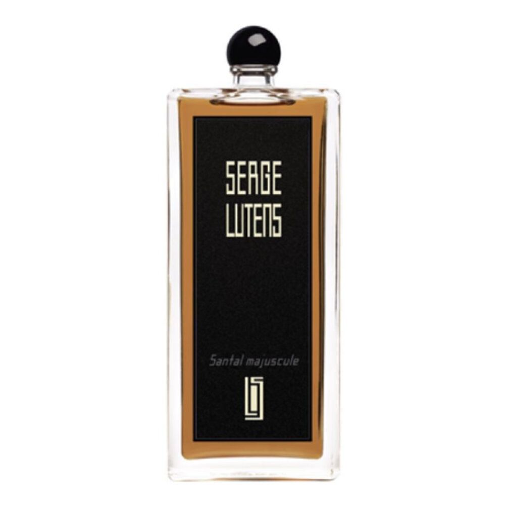 Flacone rettangolare con tappo nero. Etichetta nera con scritta dorata: Serge Lutens, Santal Majuscule. Liquido trasparente visibile.
