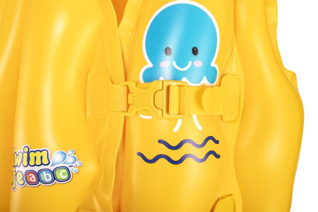 Primo piano di un giubbotto di salvataggio giallo. Vista dettagliata della chiusura con motivo polpo blu e onde.