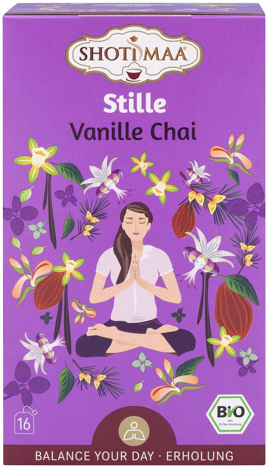 Confezione di tè Shoti Maa Stille Vanille Chai con una persona seduta in posizione di meditazione, circondata da fiori e frutti.