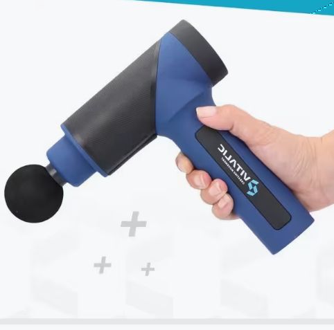 Pistola massaggiante blu tenuta in mano. Testina massaggiante nera. Logo VITALIC sull'impugnatura.