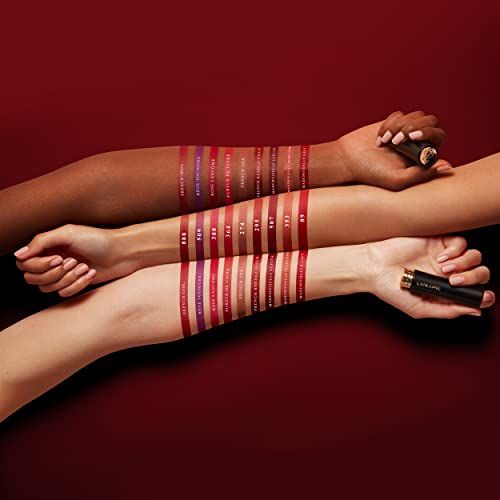 Braccia con campioni di rossetto in diverse tonalità. I rossetti sono applicati sugli avambracci.