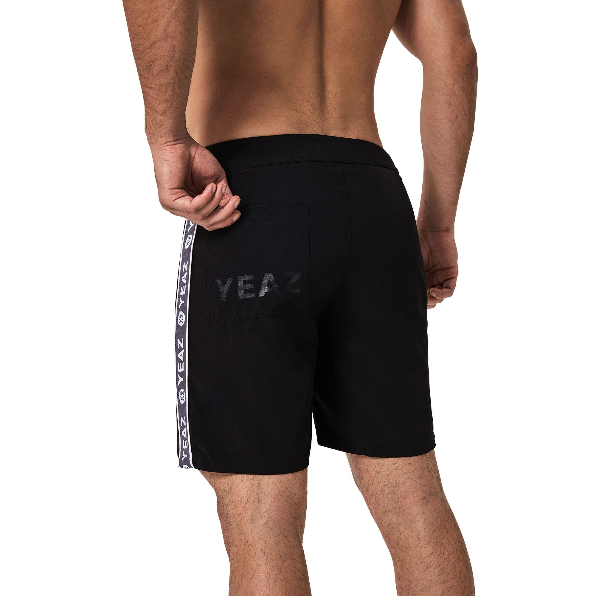 Pantaloncini neri con striscia logo laterale e grande logo sul retro.