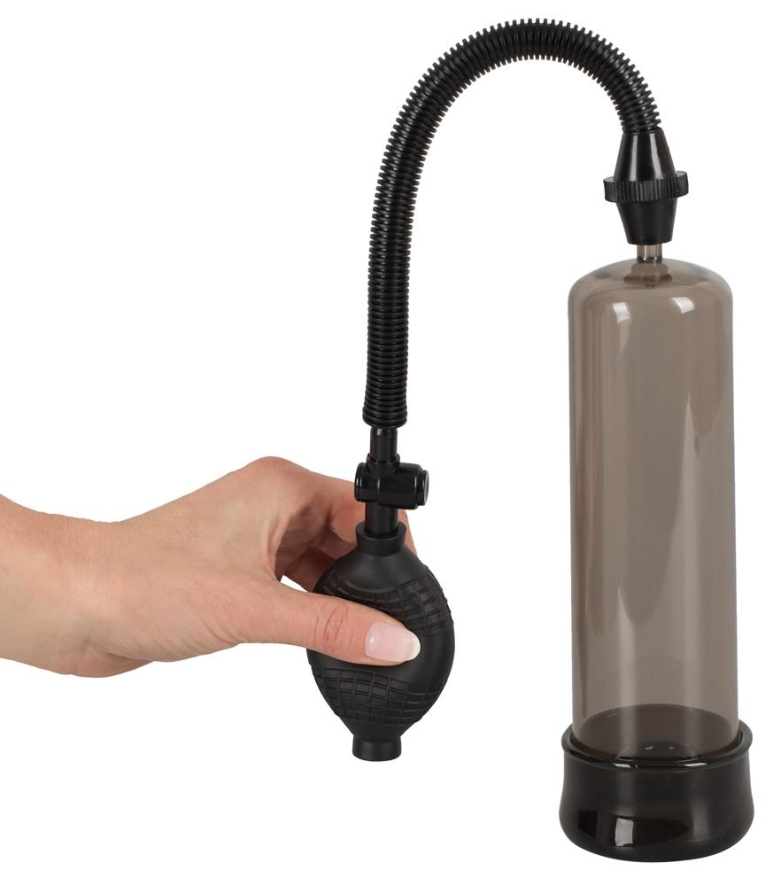 Mano che tiene il bulbo. Pompa con cilindro, tubo e bulbo. Base e bulbo neri. Cilindro trasparente.