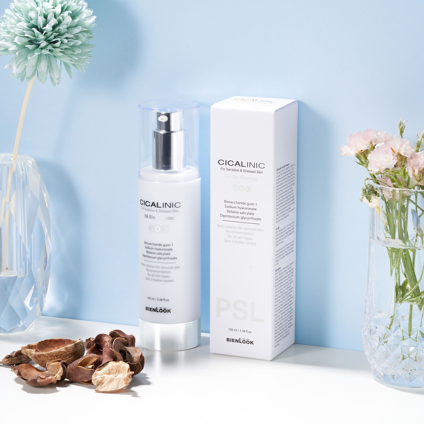 Flacone e confezione. Scritta: Cicalinic HA Bio Essence. Marchio: BIENLOOK. Con fiori e decorazioni. Con logo PSL.
