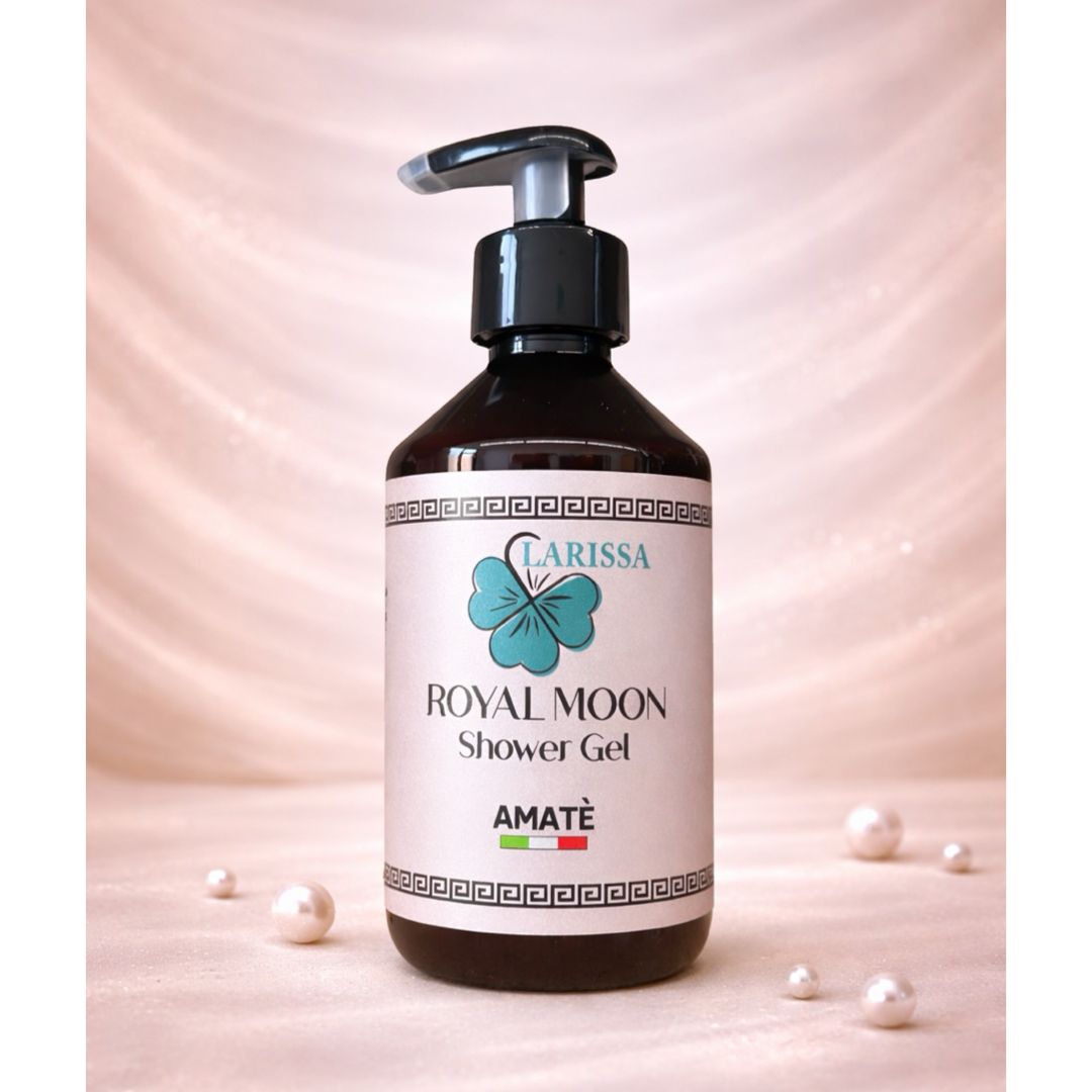 Flacone marrone con dosatore. Etichetta "Larissa Royal Moon Shower Gel" e "Amatè". Bandiera italiana.