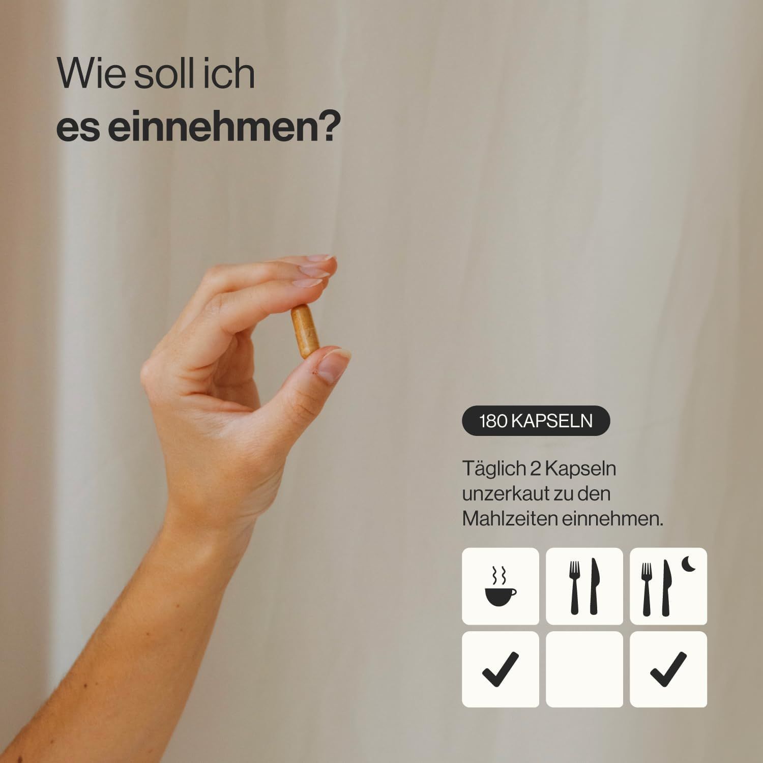 Mano che tiene una capsula. Testo: 180 capsule. 2 capsule al giorno, non masticate, durante i pasti. Simboli: caffè, forchetta, forchetta e luna, spunte.