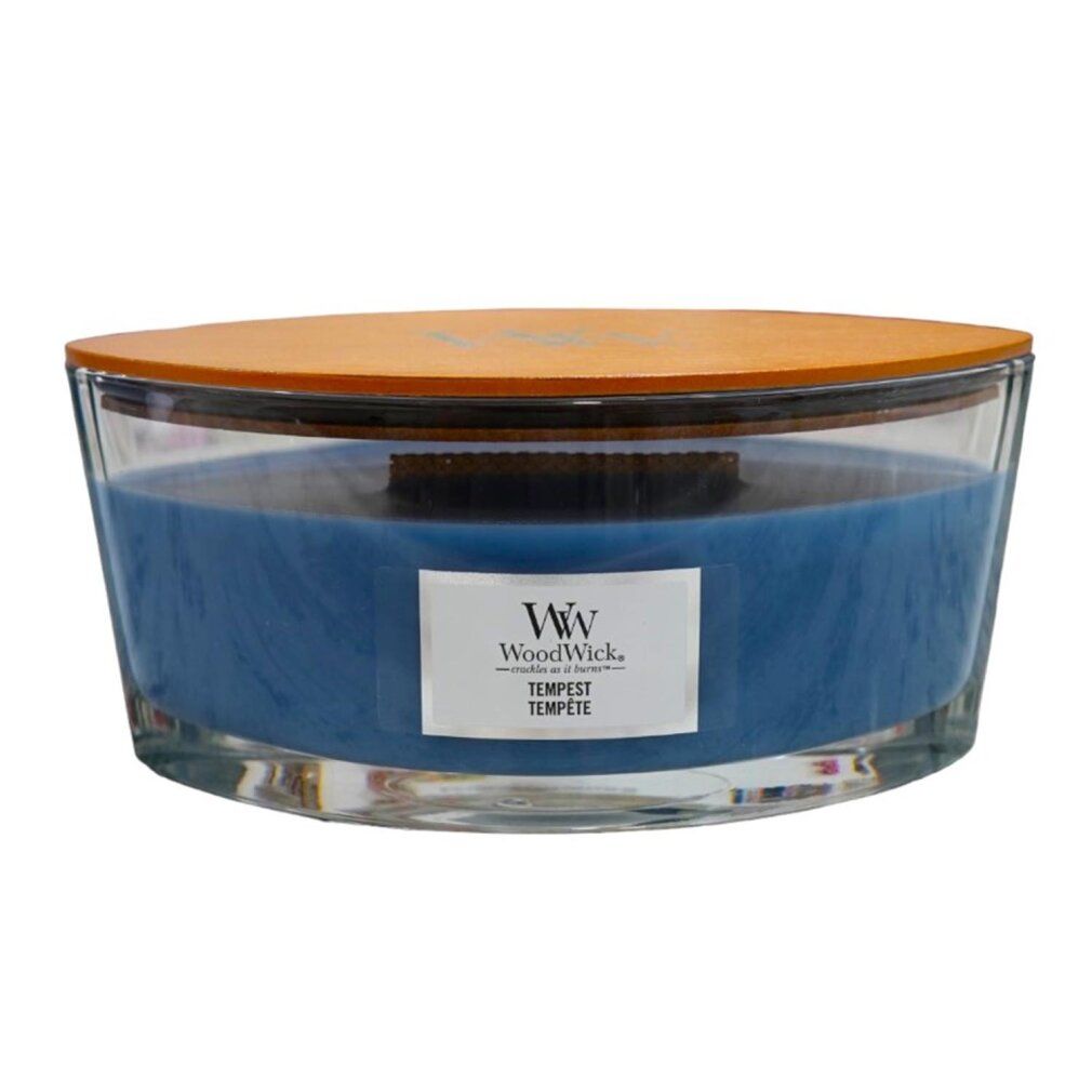 Candela blu in contenitore di vetro con coperchio in legno. Adesivo con logo e testo. Stoppino in legno visibile.