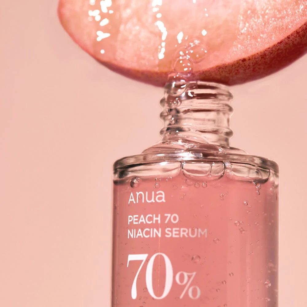 Flacone di vetro con siero. Scritta: Anua, PEACH 70 Niacin Serum, 70%. 30 ml / 1.01 fl.oz. Pesca.
