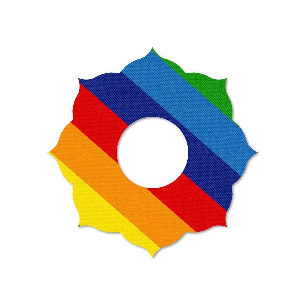 Anello di fissaggio arcobaleno con foro a forma di fiore. Su sfondo bianco.