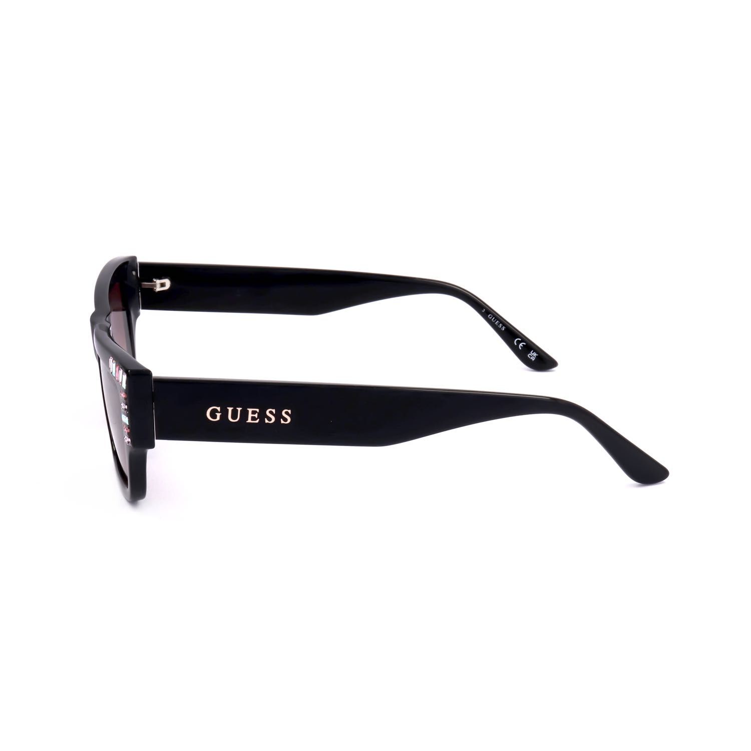 Occhiali da sole Guess neri, vista laterale. Scritta dorata 'GUESS' sull'asta.