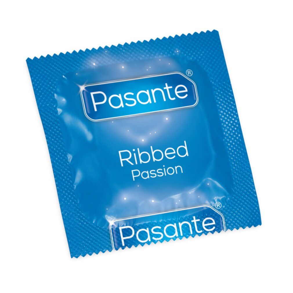 Preservativo Pasante Ribbed Passion confezionato singolarmente. Confezione blu con nome del prodotto e marchio. Scanalato.