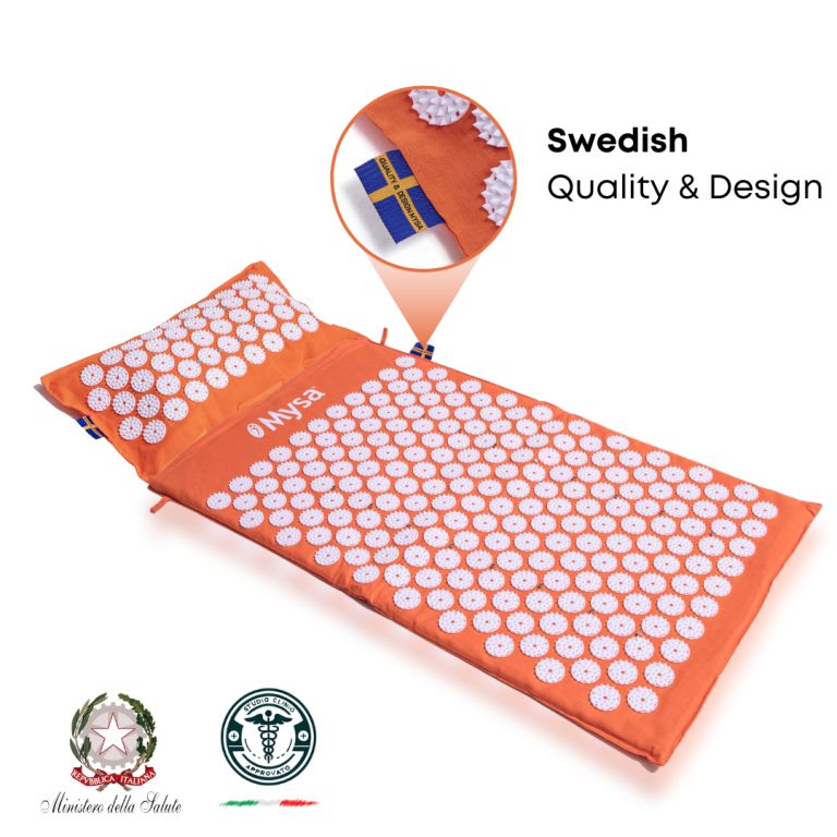 Set agopressione arancione con punte bianche. Include tappetino e cuscino. Nome: Mysa. Marchio di qualità svedese.