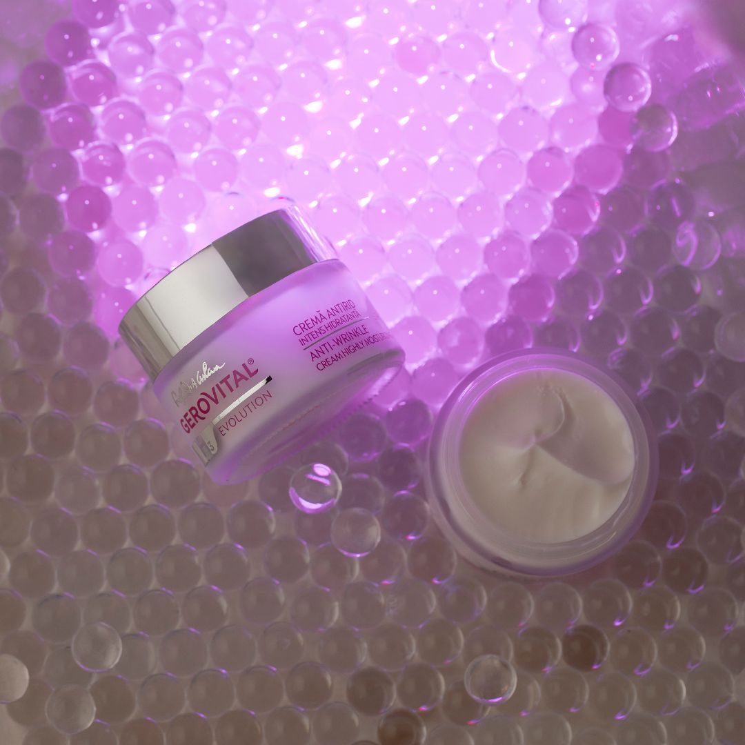 Due vasetti di crema con coperchi argentati su biglie viola. Scritta: Gerovital H3 Evolution, crema antirughe.