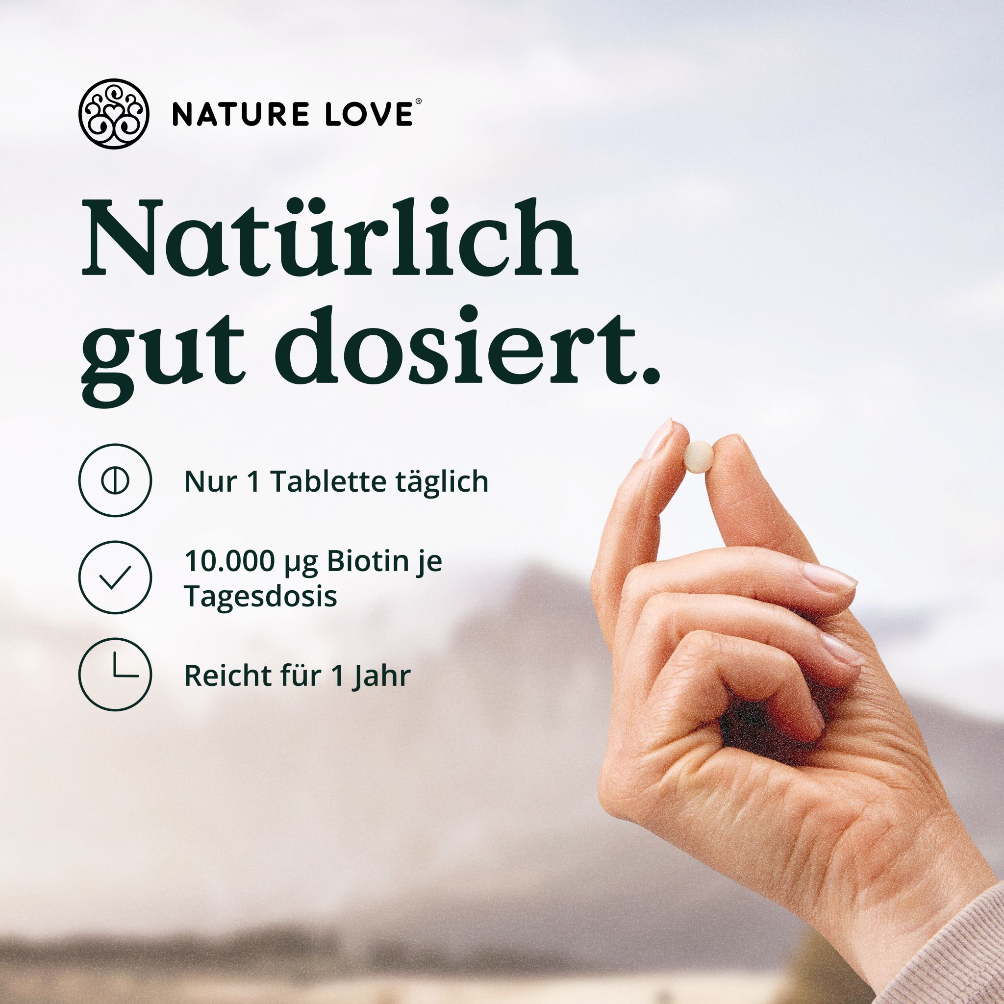 Mano che tiene una compressa di Biotin Komplex. Informazioni: 1 compressa al giorno, 10.000µg di biotina, dura 1 anno.