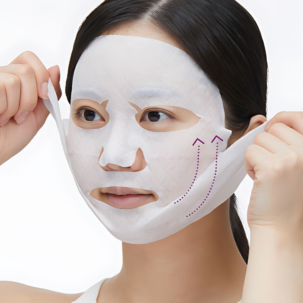 Maschera facciale bianca sul viso di una persona. La maschera viene tirata verso l'alto sulle guance. Frecce direzionali.