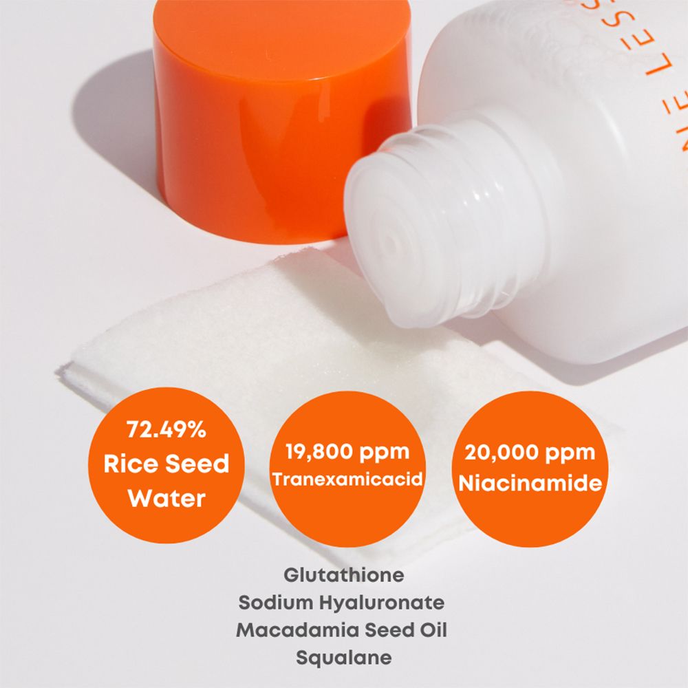 Bottiglia bianca con tappo arancione, accanto un dischetto di cotone e cerchi con testo: acqua di riso, acido tranexamico, niacinamide.