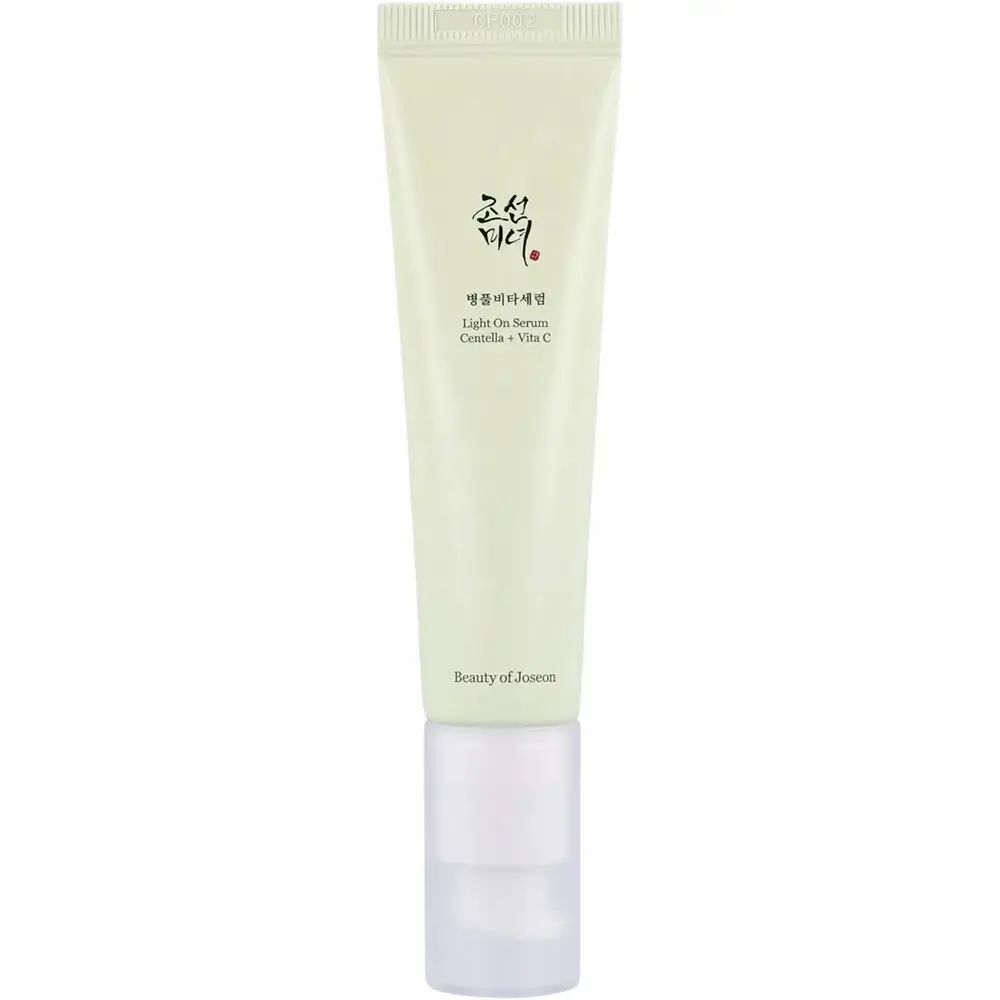 Tubo verde con erogatore bianco. Scritta: Light on Serum Centella + Vita C. Marchio: BEAUTY OF JOSEON.