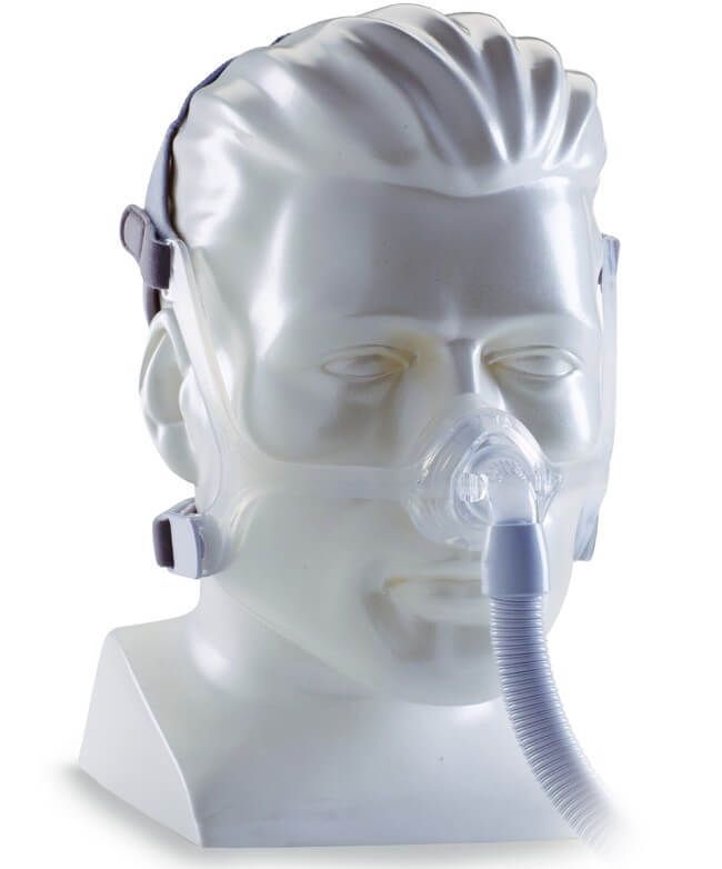 Maschera nasale con telaio in silicone e tubo, montata su un manichino.
