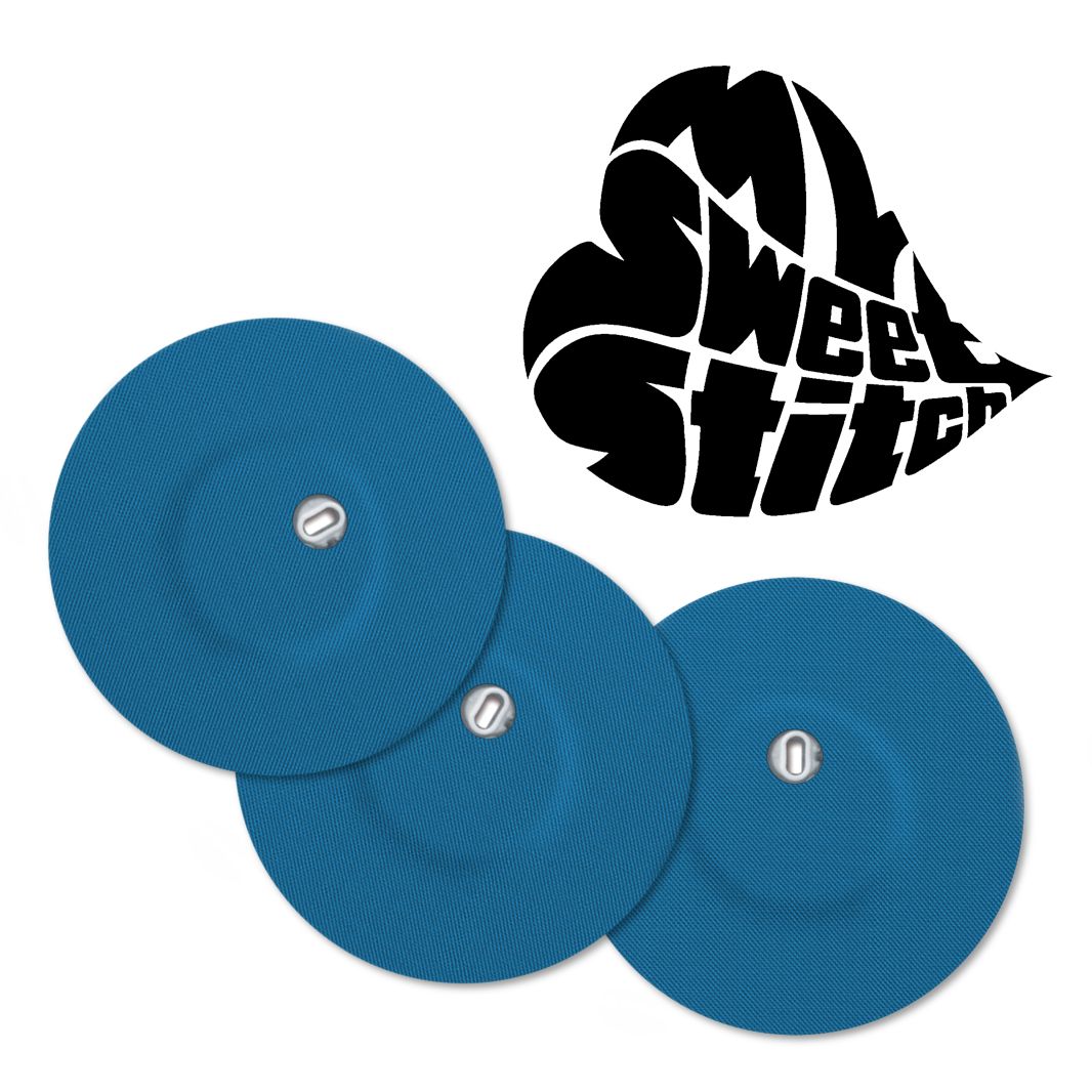 Tre cerotti blu rotondi con foro di ventilazione. Logo 'MySweetStitch' a forma di cuore accanto.