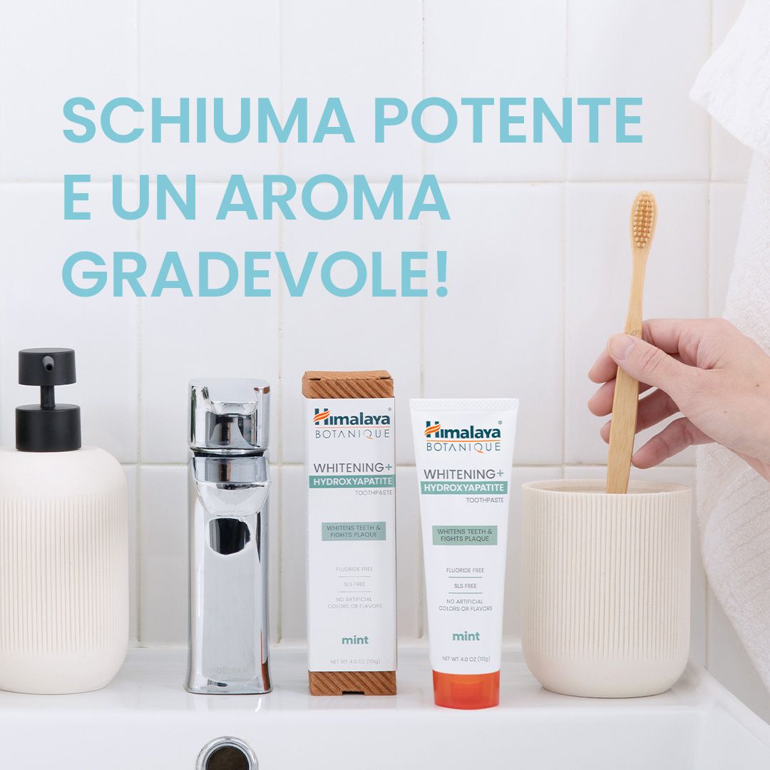 Dentifricio Himalaya Botanique Whitening e scatola su un lavandino.