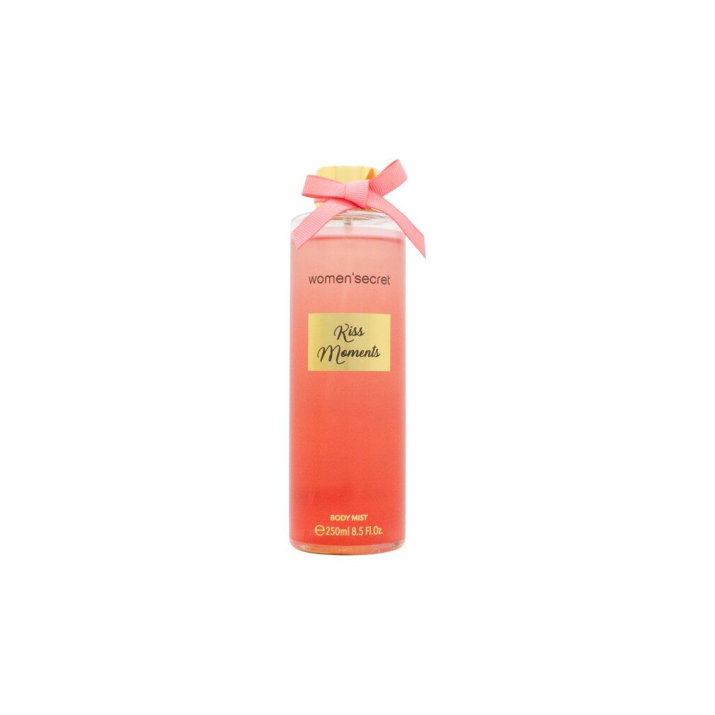 Flacone di body mist con fiocco rosa. Scritta: Women'secret, Kiss Moments. Liquido rosa. Su sfondo bianco.