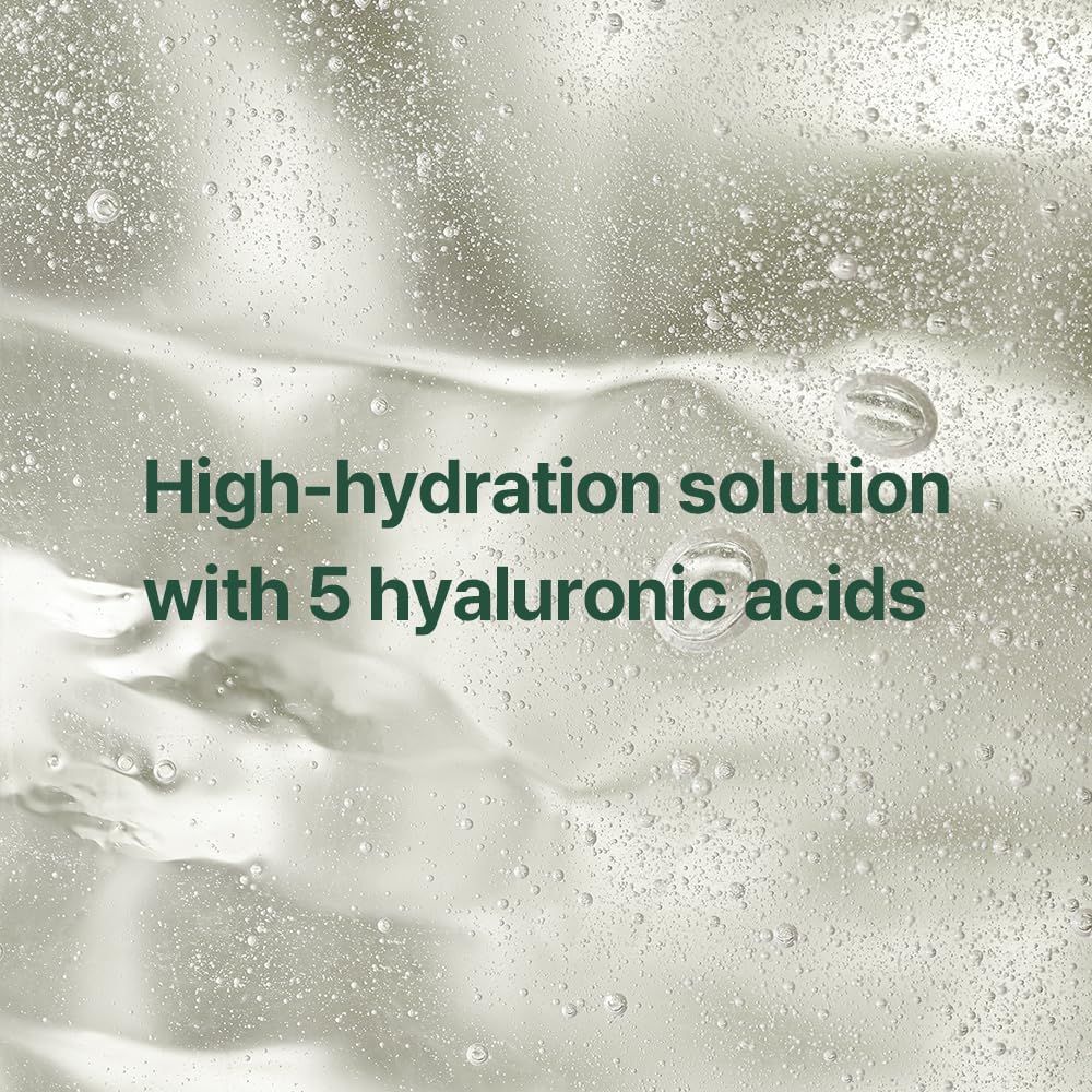 Primo piano di acqua con bolle. Testo: High-hydration solution with 5 hyaluronic acids.