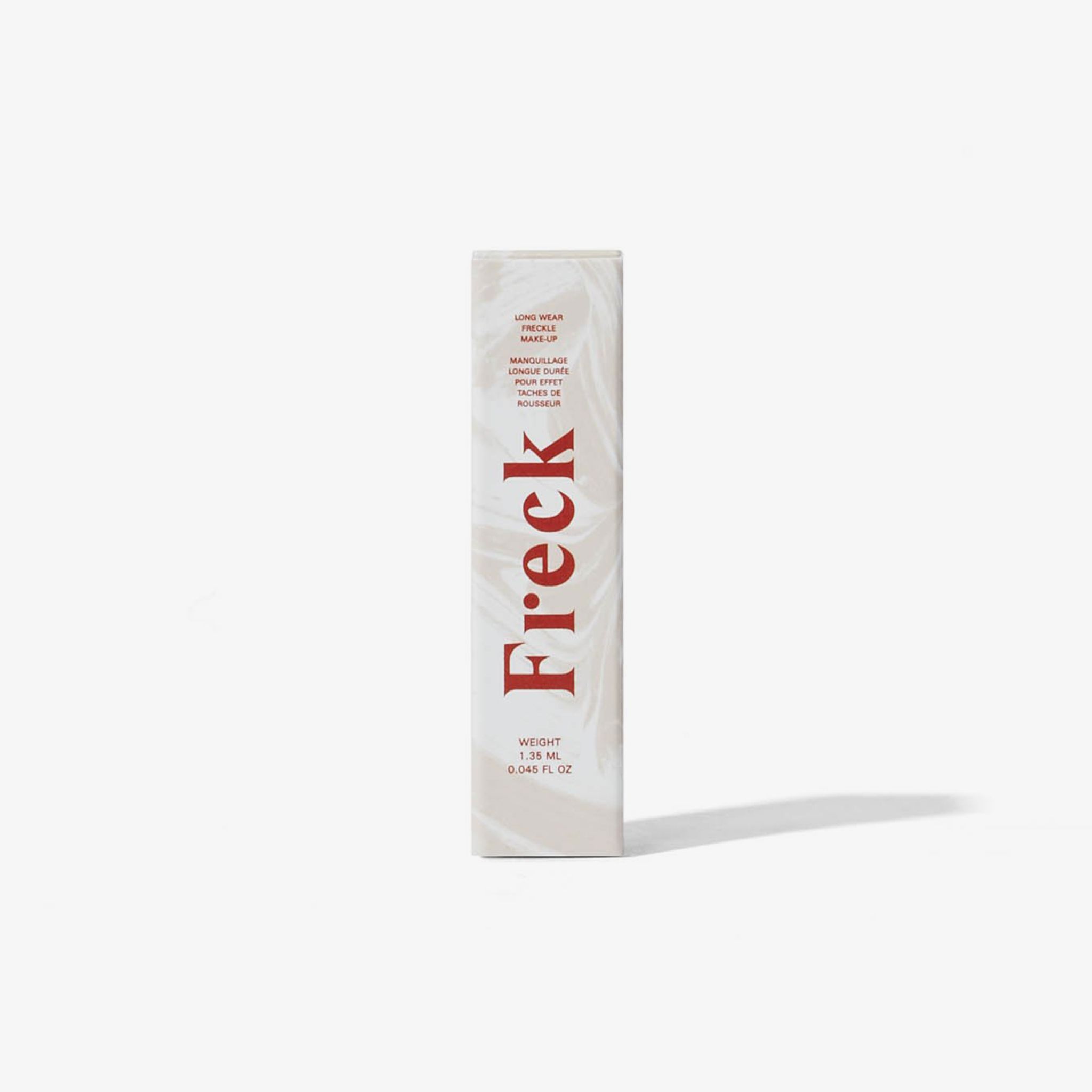 Scatola con scritta rossa "Freck". Testo: "LONG WEAR PRECISION FRECKLE..." Su sfondo bianco.