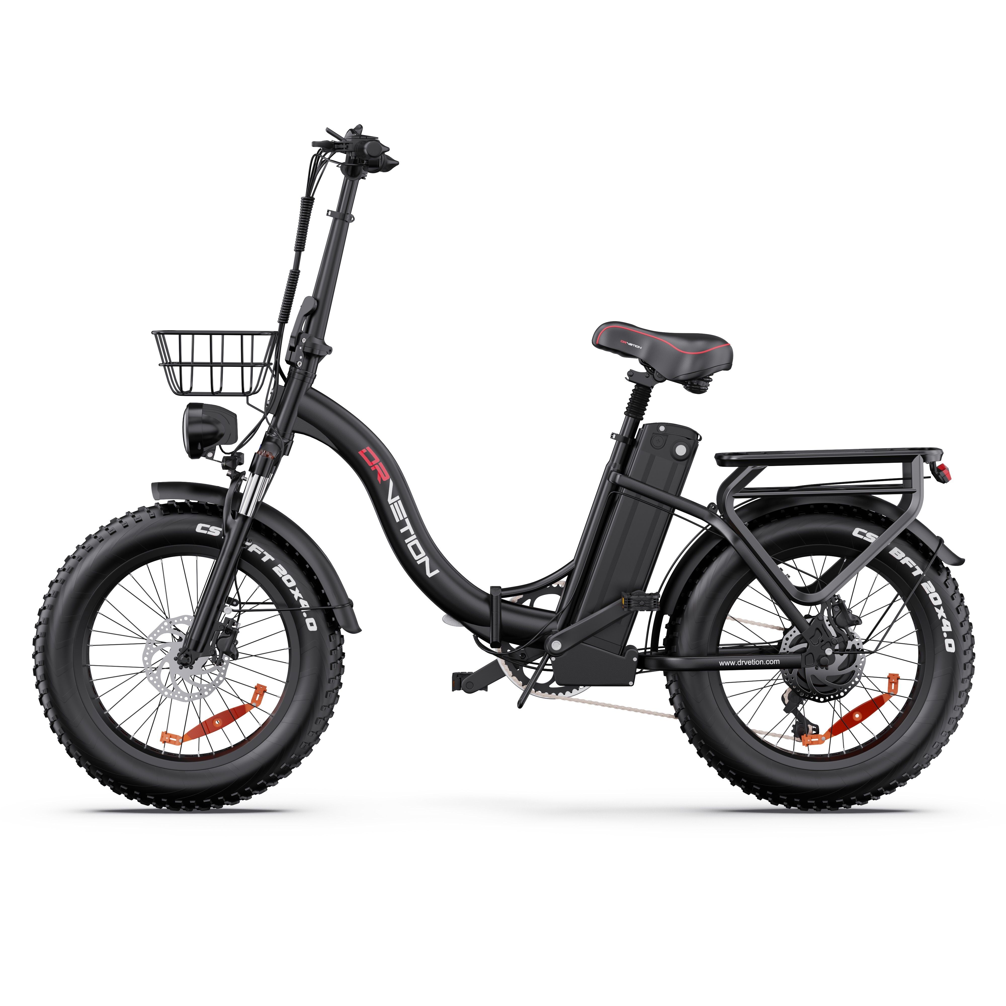 E-bike nera con cestino, batteria e portapacchi. Pneumatici grassi, sella rossa. Scritta DRVETION.