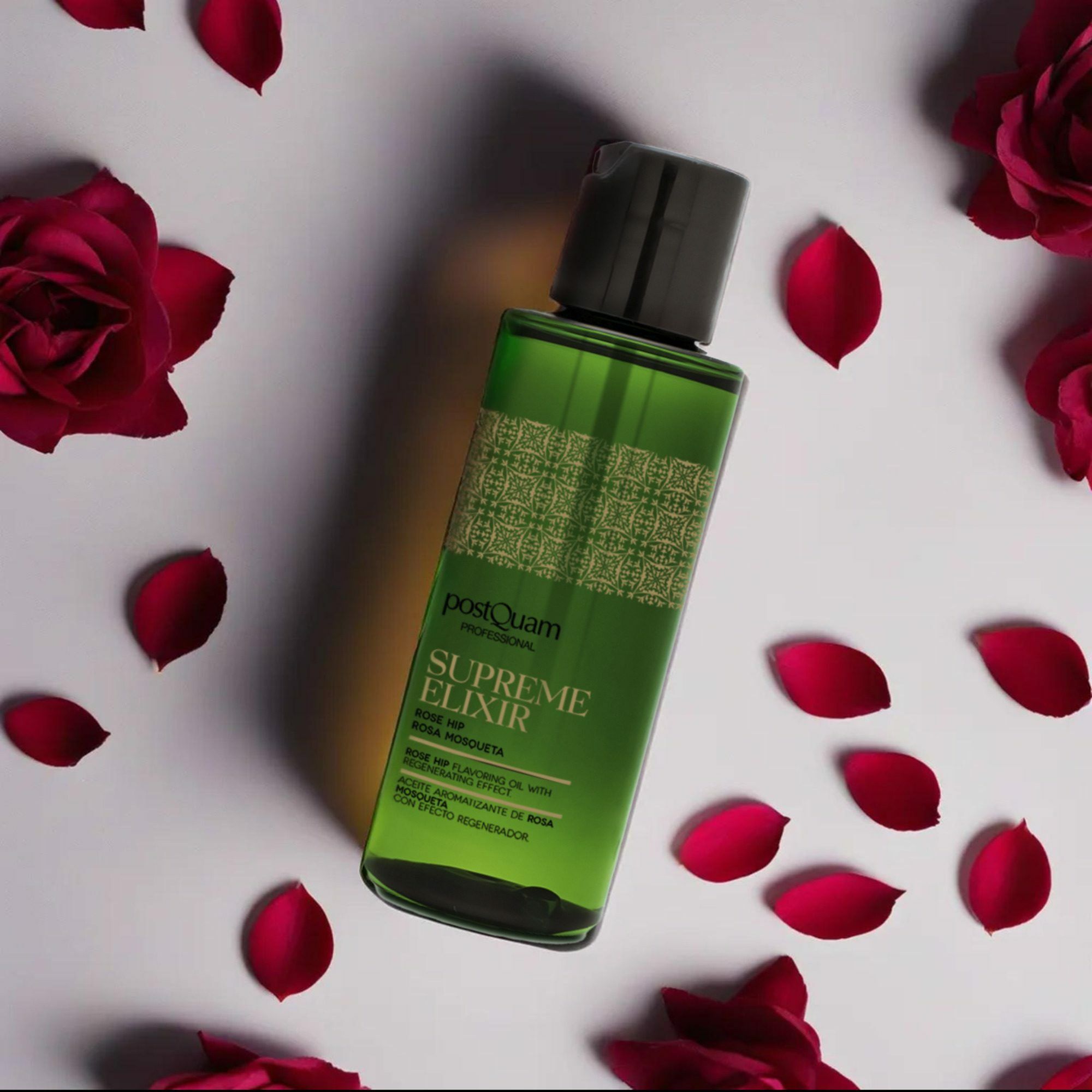 Flacone verde con tappo nero, circondato da petali di rosa rossa. Scritta: Postquam Supreme Elixir Rose Hip.