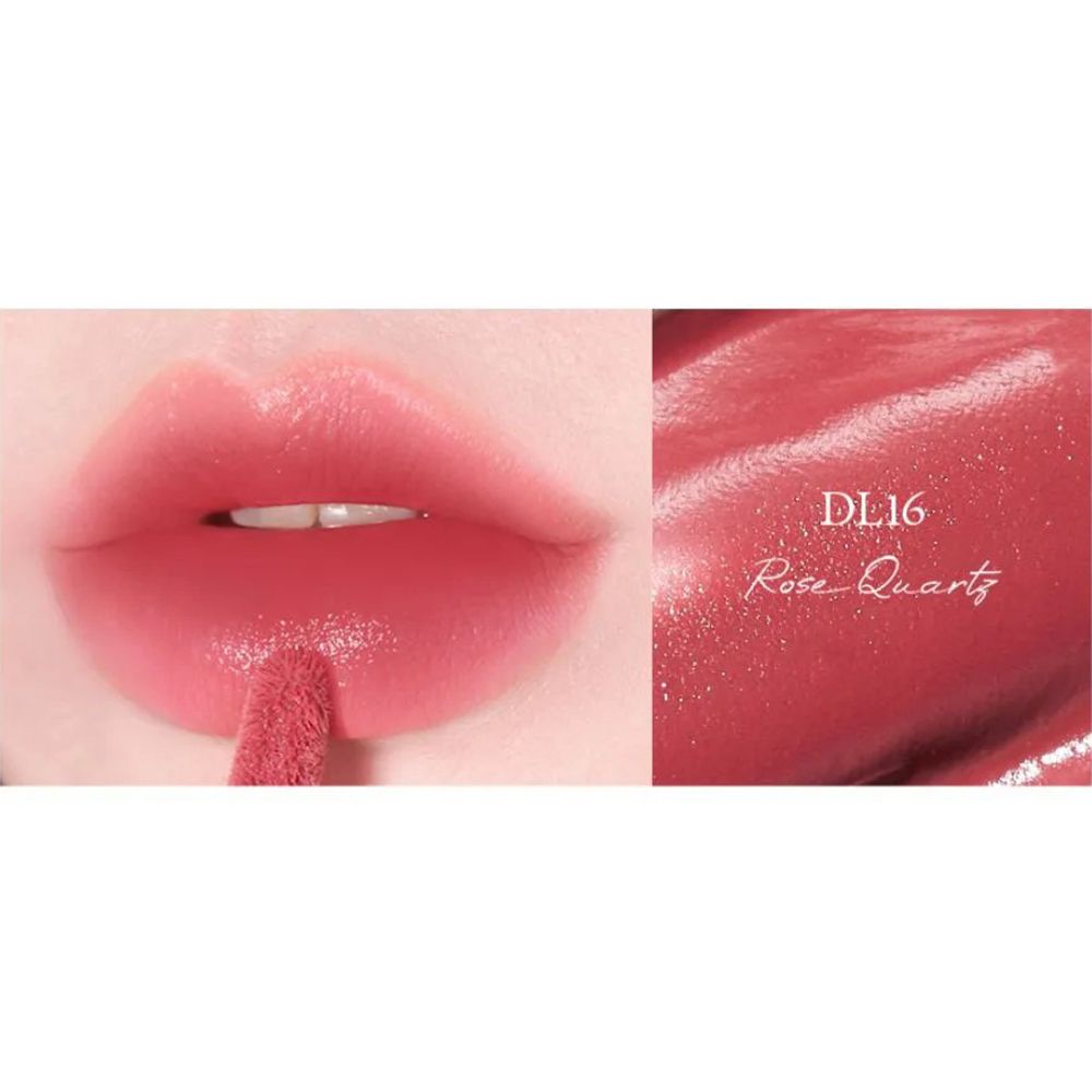 Primo piano di labbra con lucidalabbra. A destra: testo DL16 Rose Quartz. Applicatore visibile.