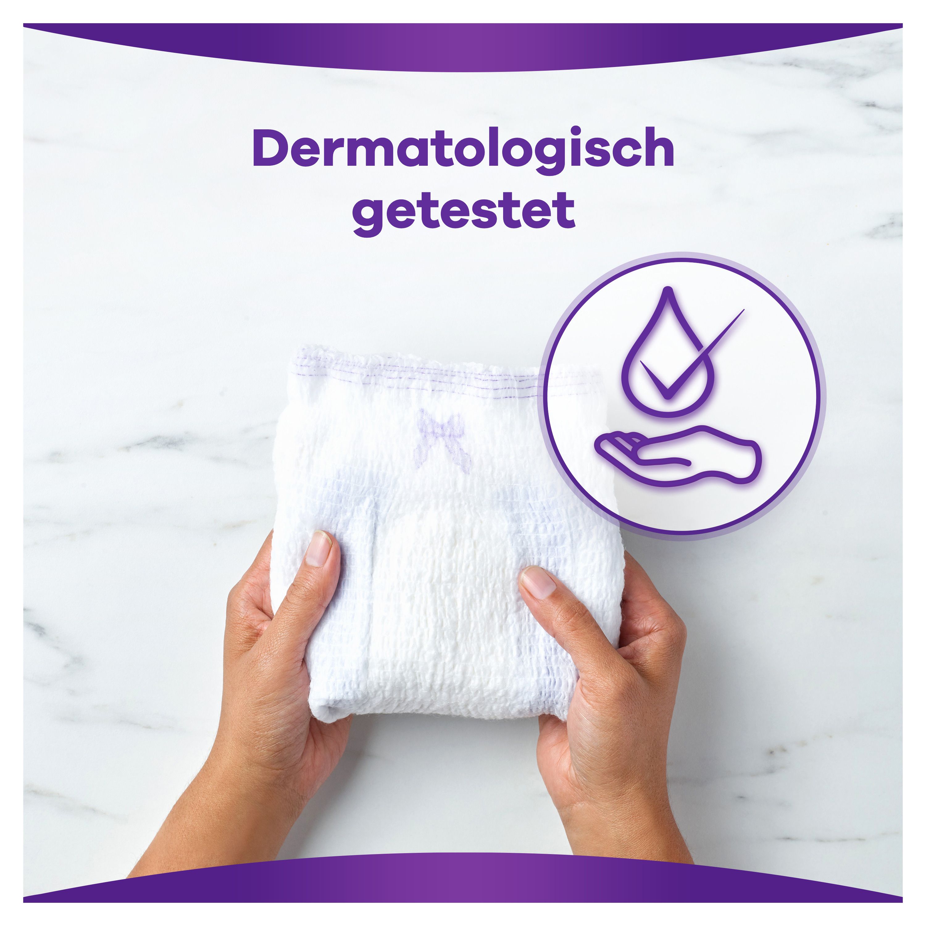 Mani che tengono una mutandina per incontinenza Always Discreet. Testo: Dermatologicamente testato. Logo: goccia e mano.