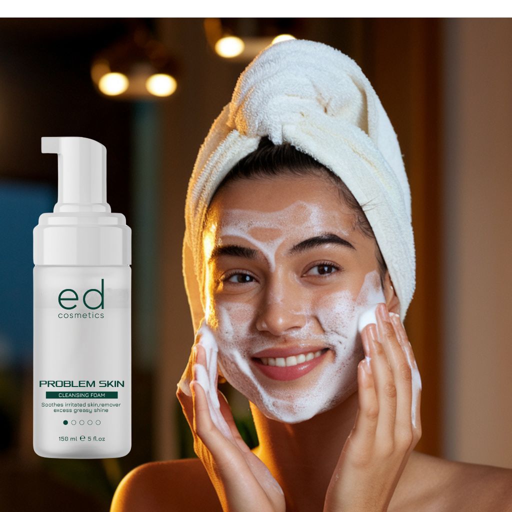 Donna con asciugamano in testa, applica schiuma detergente. Flacone: ed cosmetics, PROBLEM SKIN CLEANSING FOAM.