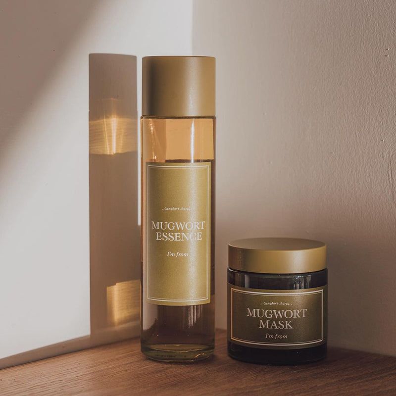 Flacone e vasetto di Mugwort Mask. Testo: Mugwort Essence, Mugwort Mask, I'm from.
