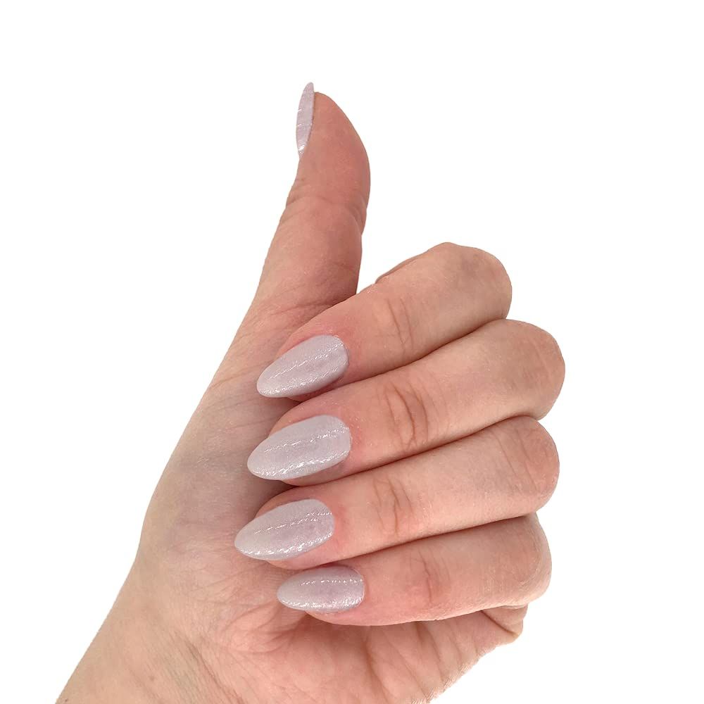 Mano con unghie ovali smaltate rosa chiaro. Il pollice è alzato.