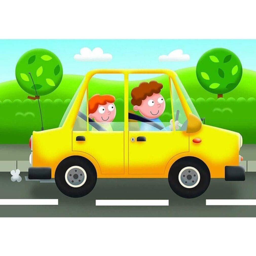 Auto gialla con due bambini. L'auto viaggia su una strada. Sfondo: colline e alberi verdi.