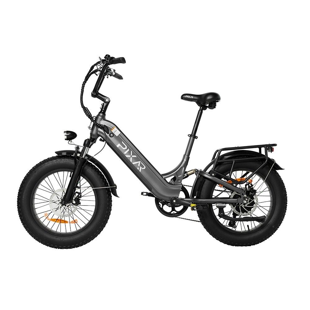E-bike con pneumatici larghi. Telaio grigio, componenti neri. Portapacchi, faro e logo PIXAR.