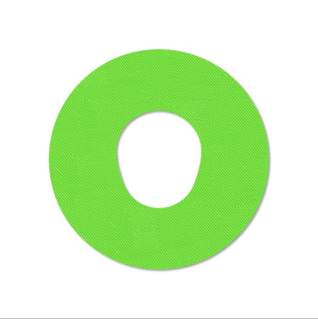 Un singolo cerotto verde a forma di anello. La superficie è strutturata. Il cerotto ha un foro al centro.
