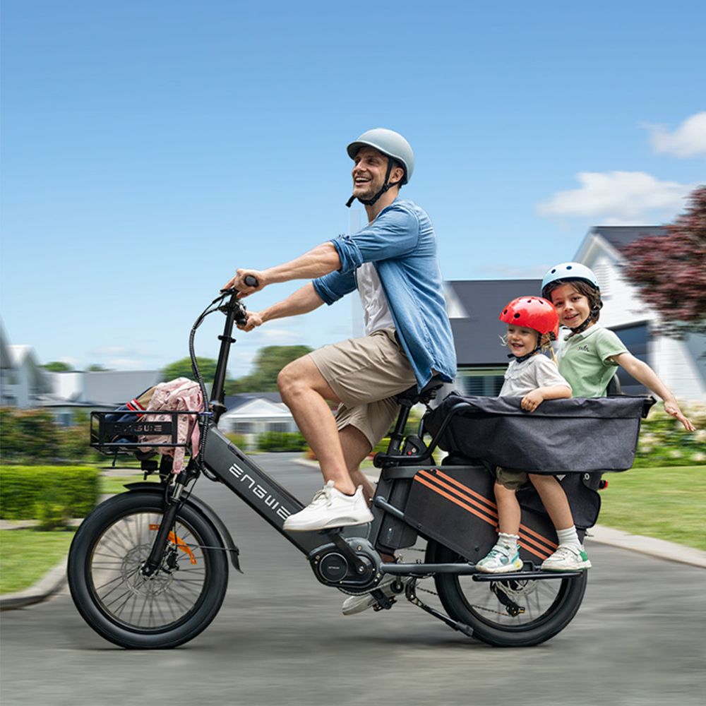Uomo in bicicletta elettrica con due bambini nel portapacchi. Marchio ENGWE. E-bike nera.