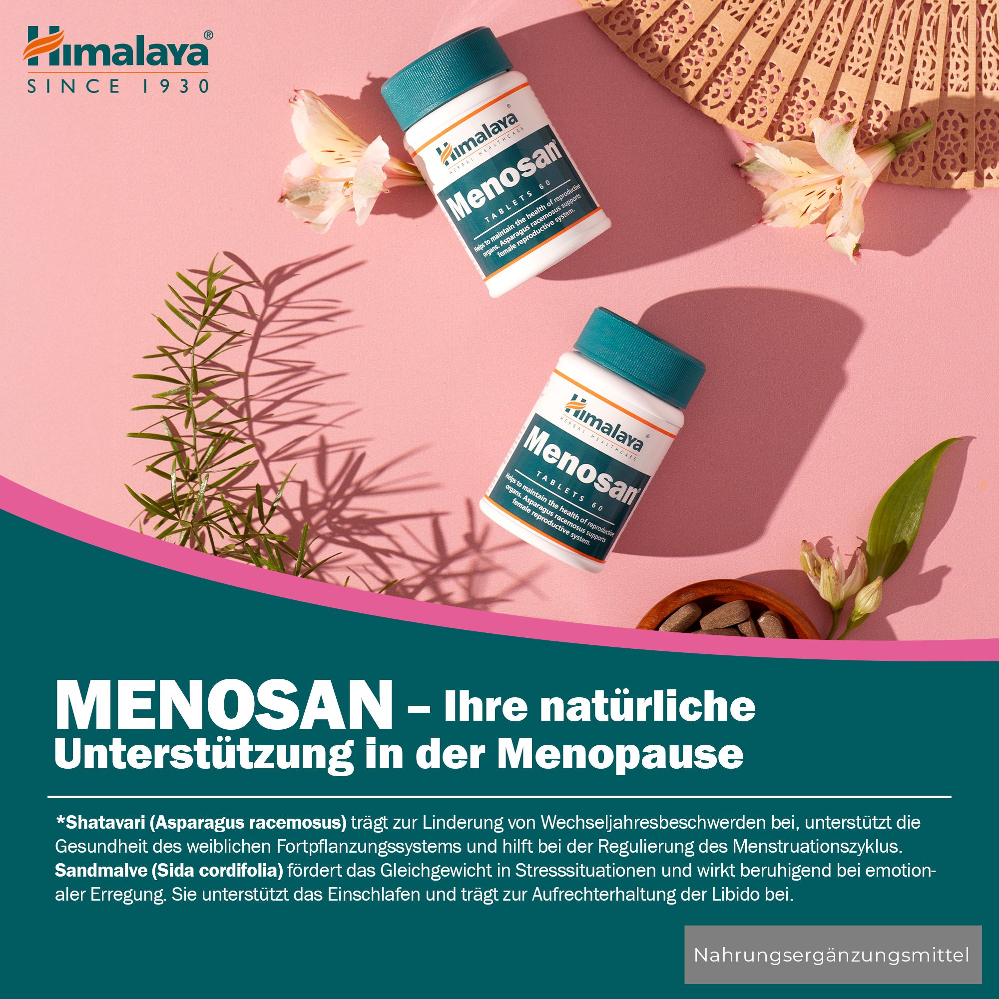 Due contenitori di compresse Himalaya Menosan accanto a elementi decorativi e piante.