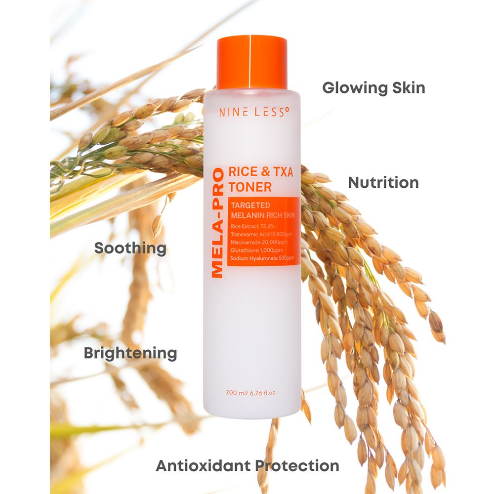 Bottiglia bianca con tappo arancione, circondata da spighe di grano. Sulla bottiglia si legge "NINE LESS Rice & TXA Toner".