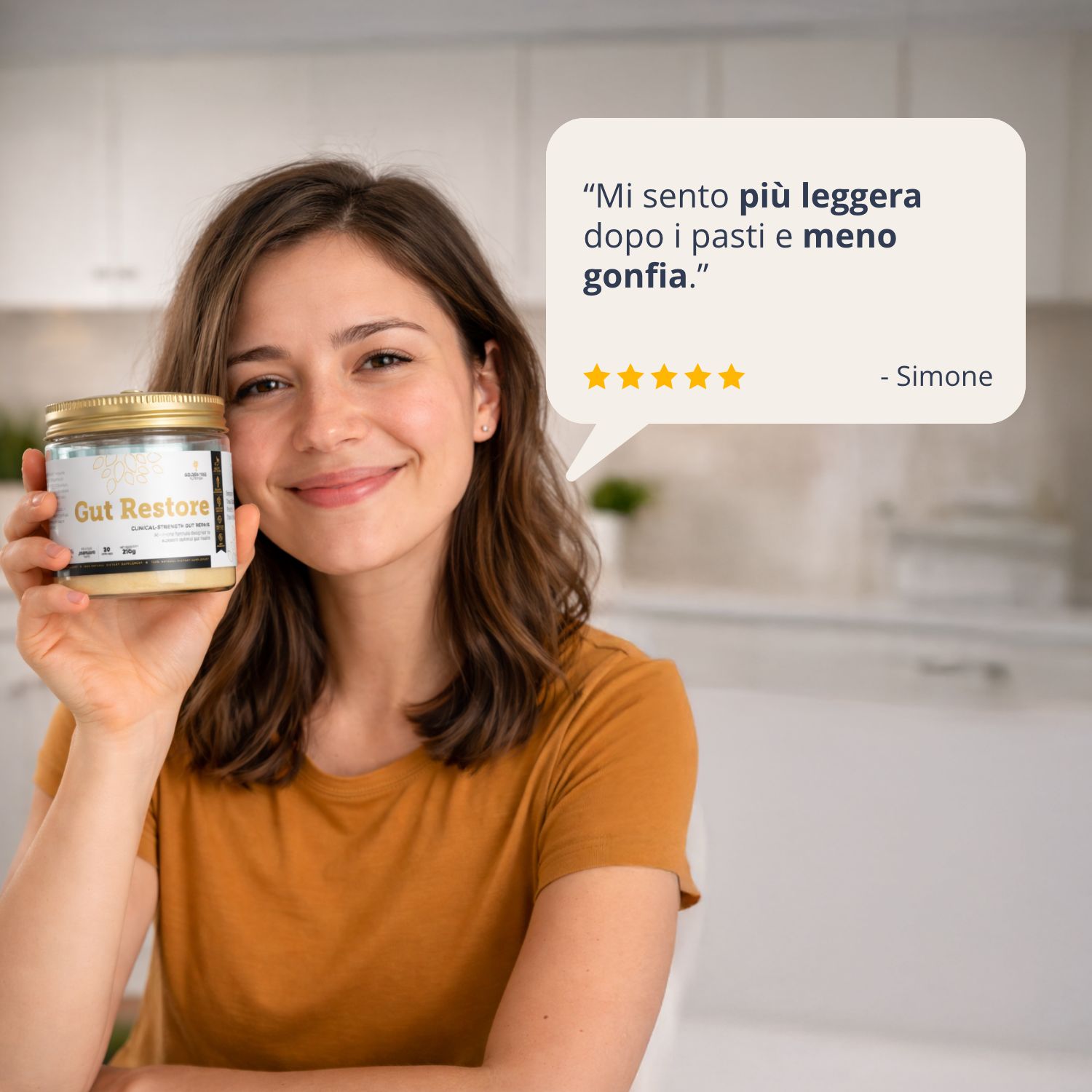 Donna tiene Golden Tree Gut Restore. Citazione: 'Mi sento più leggera e meno gonfia.'