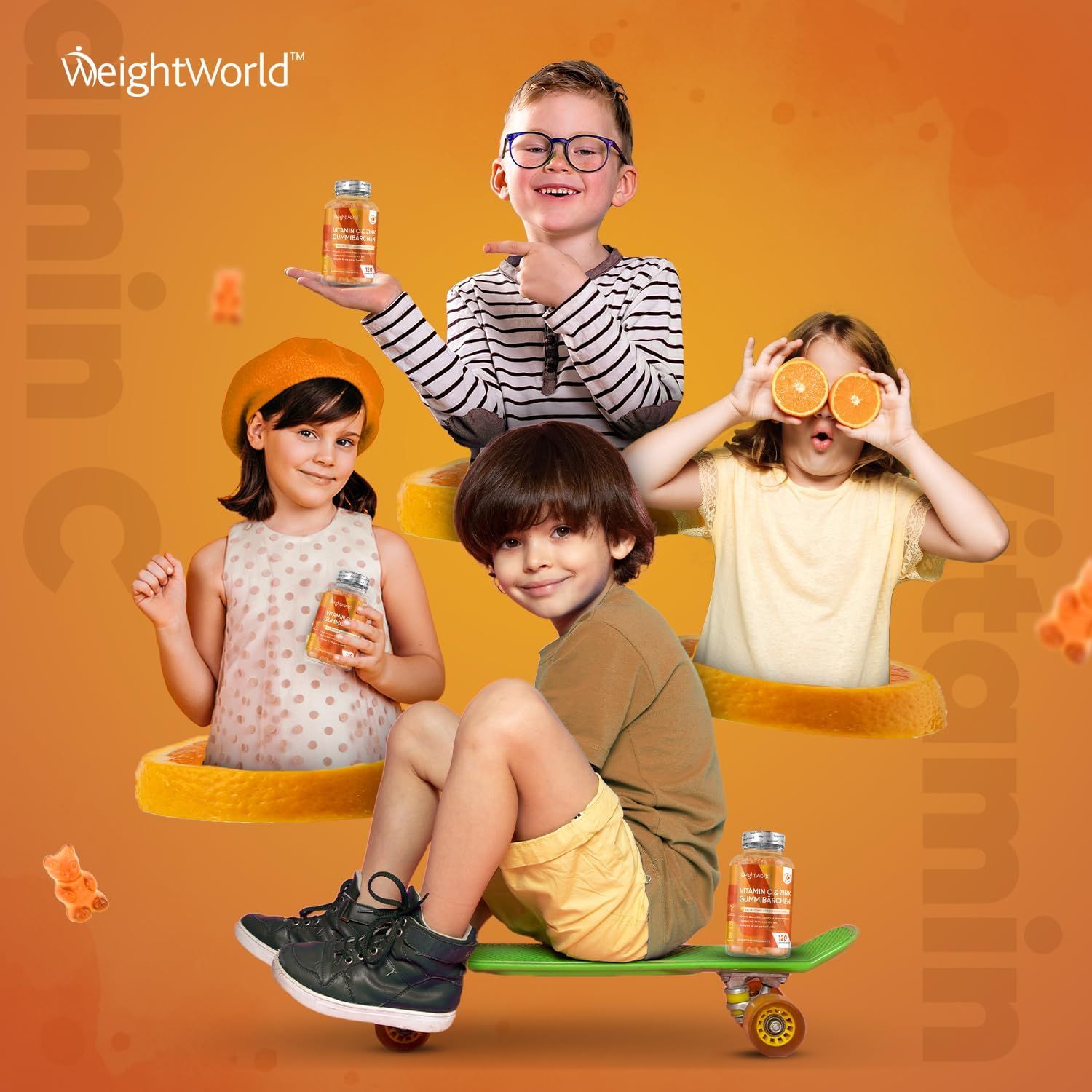 Bambini con Weightworld Vitamin C Gummibärchen. Flaconi di prodotto, caramelle gommose, arance. Sfondo arancione.