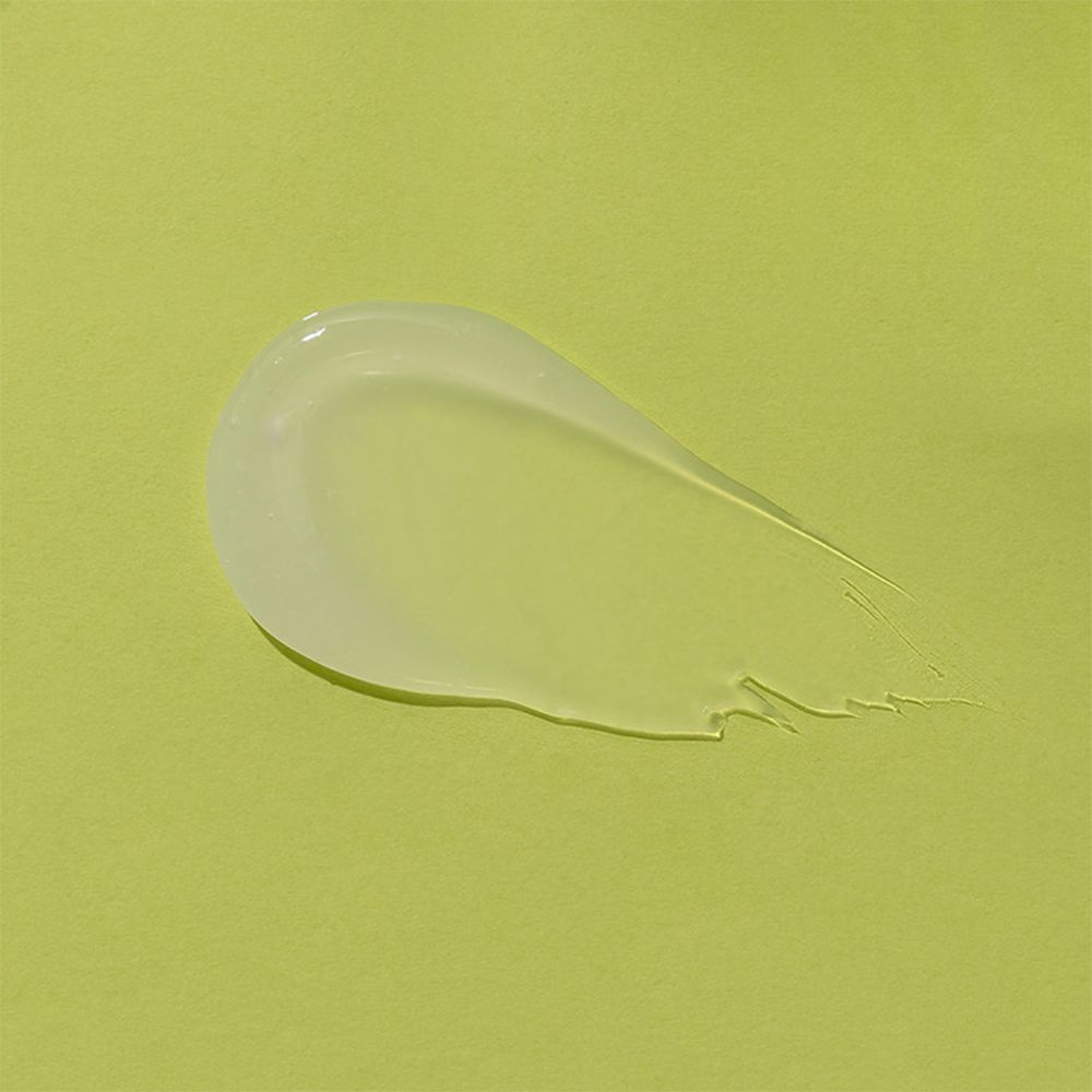 Una goccia di iUNIK Centella Calming Gel Cream su sfondo verde chiaro.