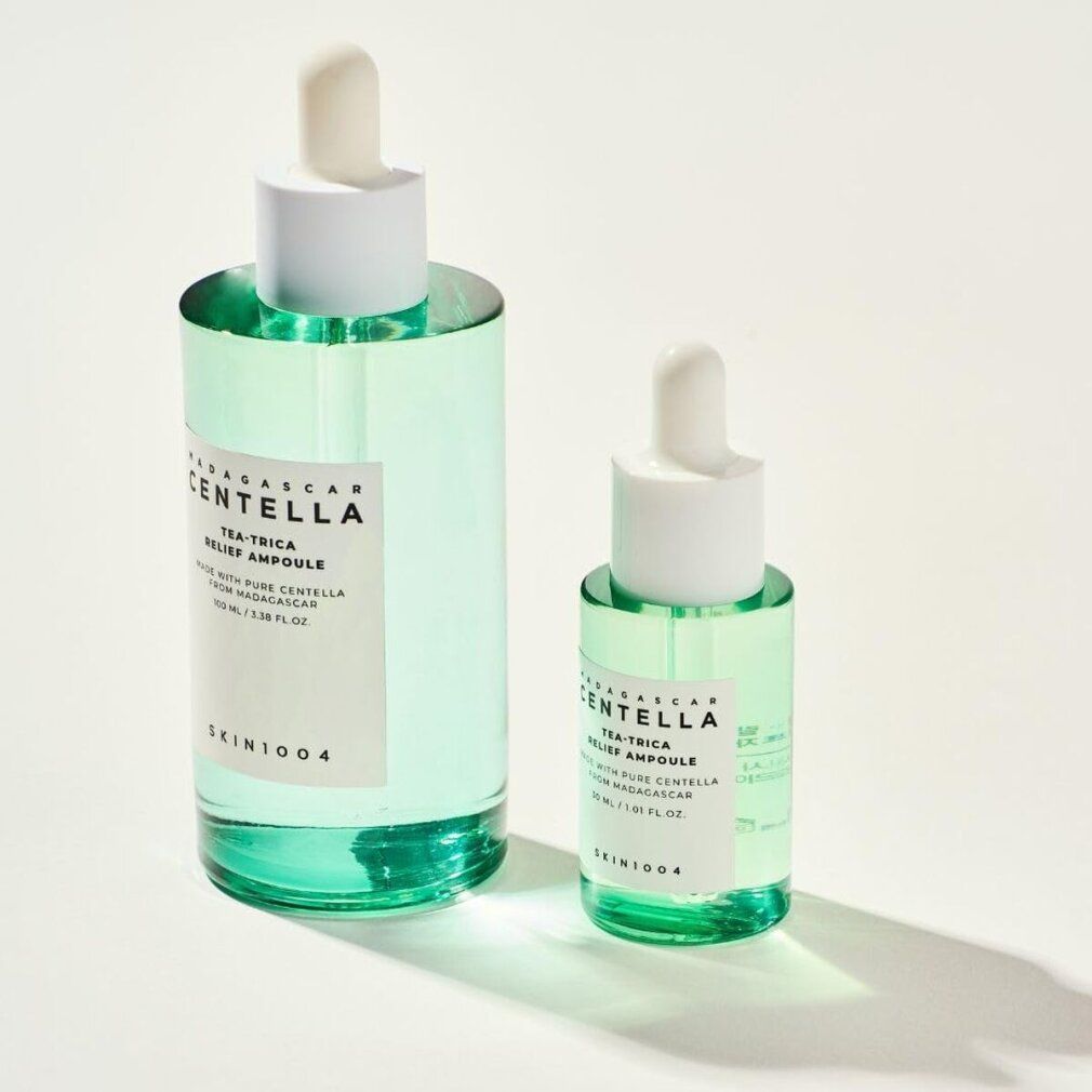 Due flaconi in vetro verde con contagocce, uno grande e uno piccolo, SKIN1004 Centella Tea-Trica Relief Ampoule.