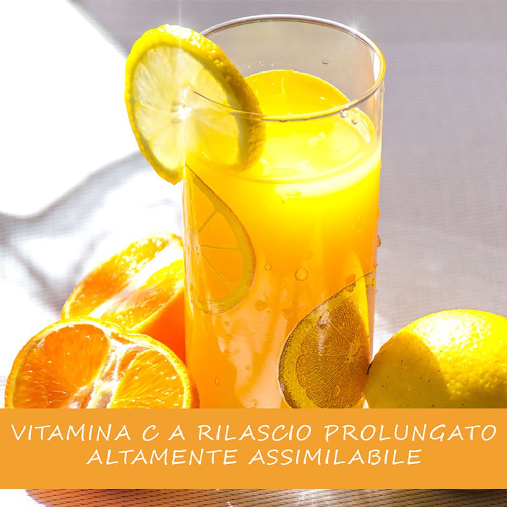 Bicchiere con bevanda, arance e limone. Testo: Vitamina C a Rilascio Prolungato, altamente assimilabile.