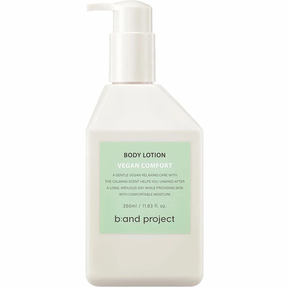 Flacone di lozione per il corpo bianco con pompa. Scritta: Vegan Comfort, b:and project. Dettagli etichetta verde e bianca.