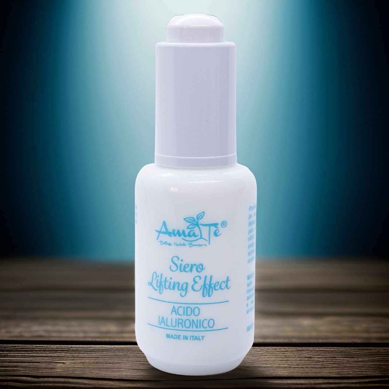 Flacone bianco con stampa blu. Testo: Amatè Siero Lifting Effect Acido Ialuronico. Made in Italy.