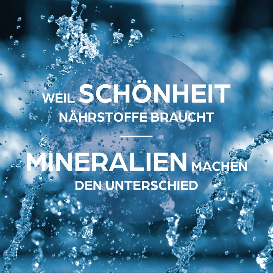 Sfondo blu con acqua. Testo: Weil Schönheit Nährstoffe braucht. Mineralien machen den Unterschied.