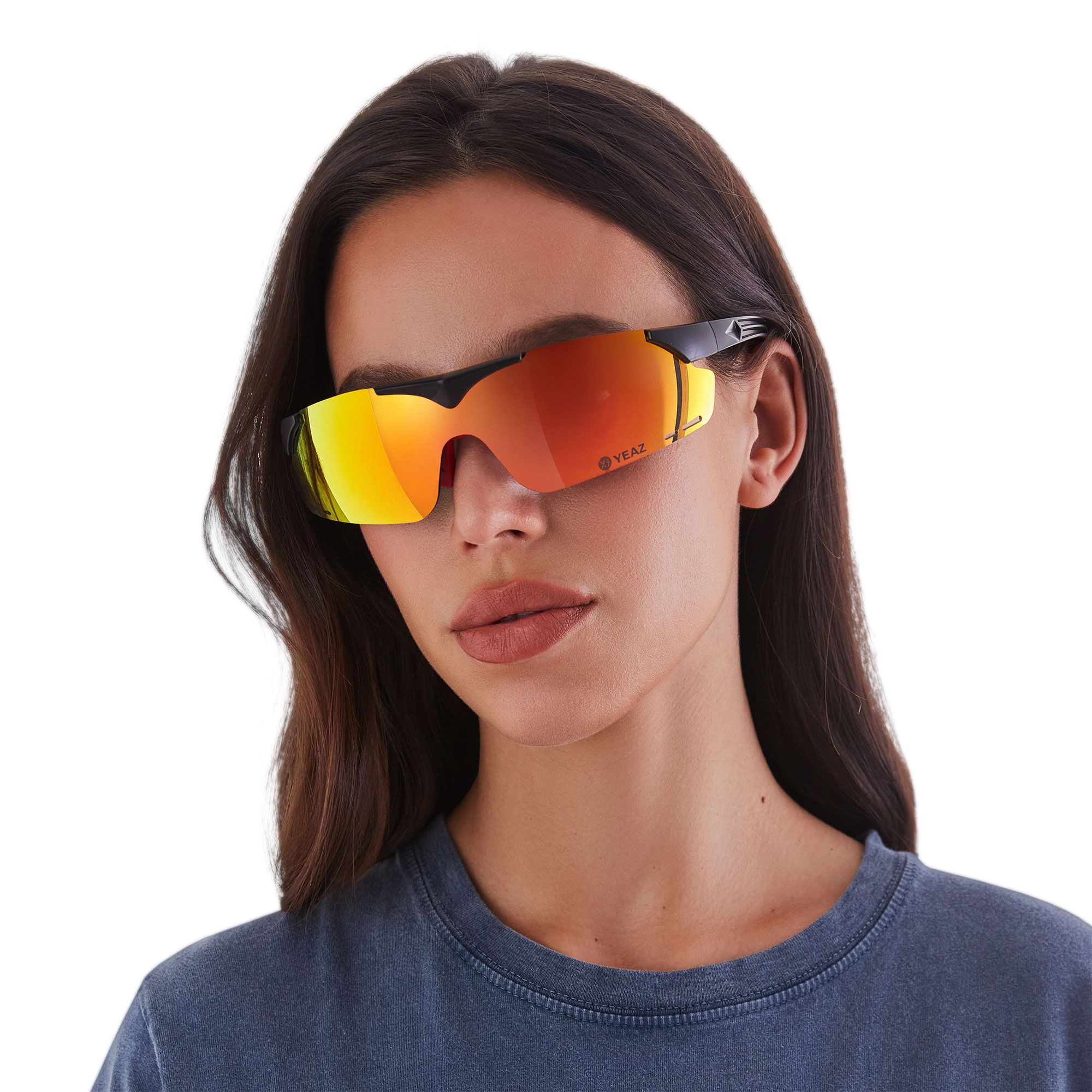 Occhiali da sole sportivi con lenti a specchio rosse e gialle e montatura nera.