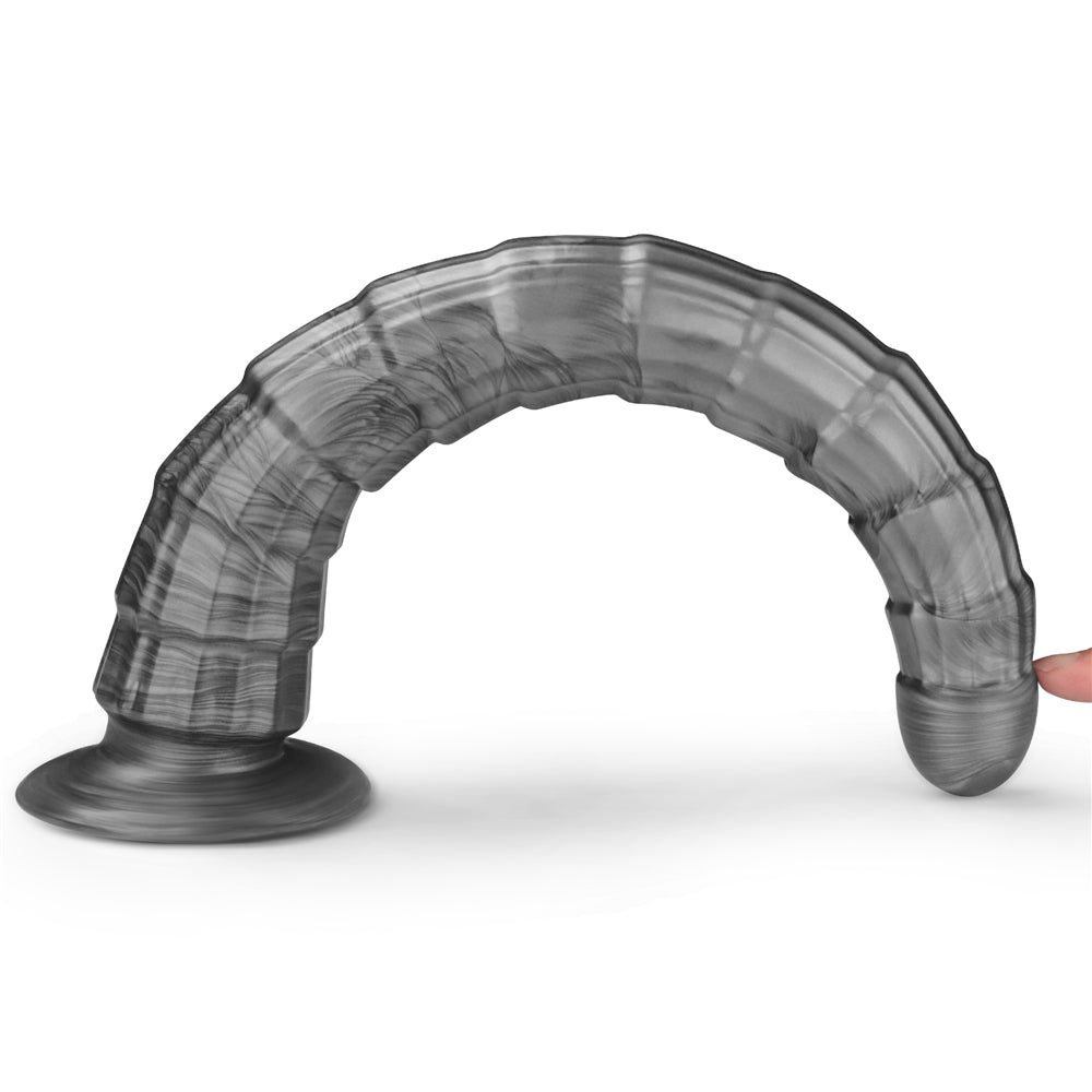 Dildo grigio scanalato. Forma curva, punta arrotondata. Dito che tocca l'estremità.